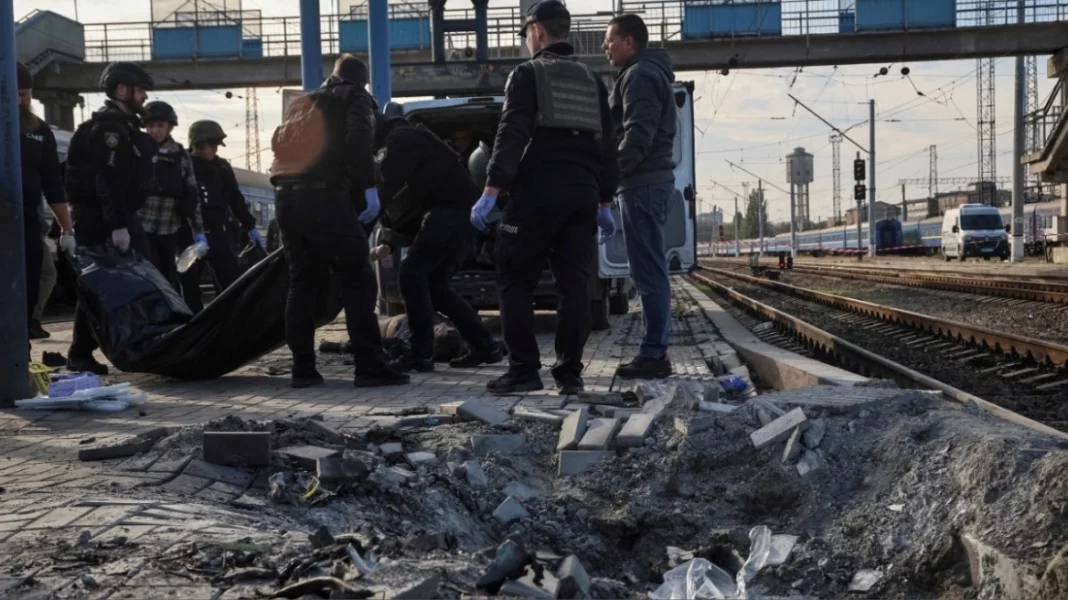ukraine_dnipro Ρωσικά πλήγματα στην Ουκρανία: 14 νεκροί σε σιδηροδρομικό σταθμό στο Ντνίπρο, επίθεση με βαλλιστικούς πυραύλους στο…