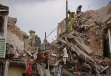 Ρωσικό σφυροκόπημα στην Ουκρανία με 28 νεκρούς: «Το δώρο του Πούτιν για τα γενέθλιά του», σχολίασε ο Ζελένσκι