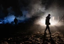 Νέα ρωσική πυραυλική επίθεση στο Κίεβο ενώ ο Τραμπ δηλώνει ότι «ποτέ δεν ήμασταν τόσο κοντά» στην ειρήνη