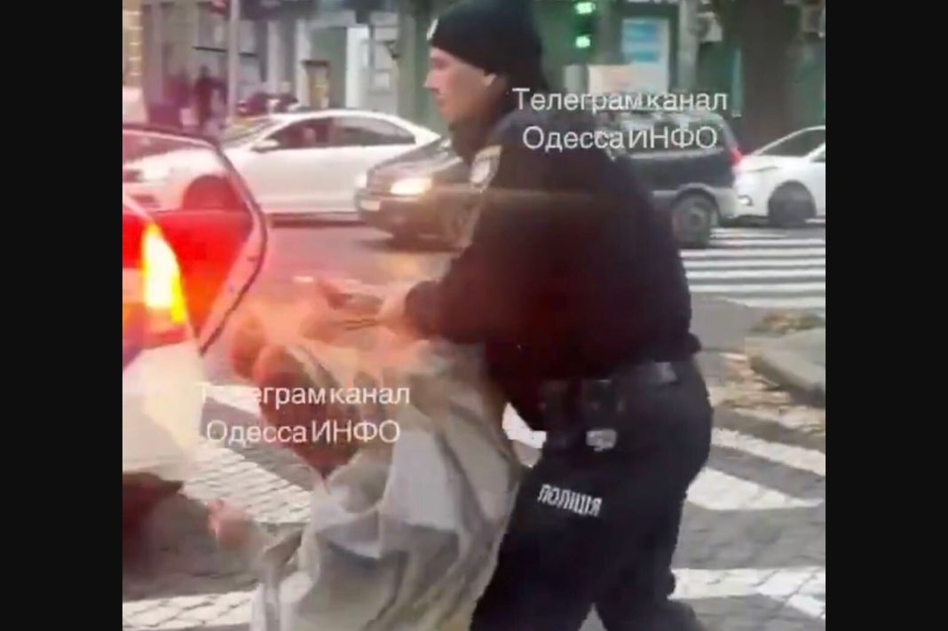 Σάλος με αστυνομικό που χτύπησε εντυπωσιακή Ουκρανή: Τον κοιτούσαν σαστισμένοι οι πολίτες