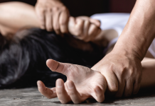 Εφιάλτης έγινε η βόλτα στην εξοχή για ανήλικη στη Βρετανία, κατήγγειλε ότι μασκοφόρος άνδρας την έσυρε σε θάμνους και…