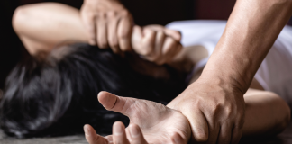 Εφιάλτης έγινε η βόλτα στην εξοχή για ανήλικη στη Βρετανία, κατήγγειλε ότι μασκοφόρος άνδρας την έσυρε σε θάμνους και…