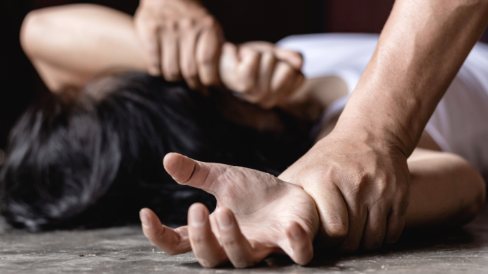 Εφιάλτης έγινε η βόλτα στην εξοχή για ανήλικη στη Βρετανία, κατήγγειλε ότι μασκοφόρος άνδρας την έσυρε σε θάμνους και…