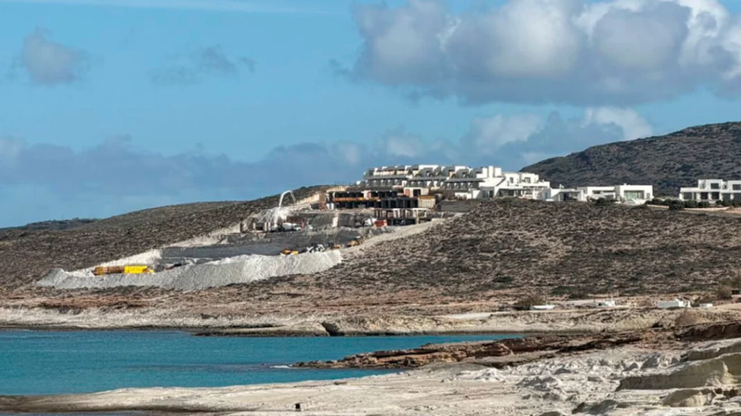 white-coast-mak Μήλος: Νόμιμη η αδειοδότηση του Domes White Coast με το τότε καθεστώς, απαντά η V Tourism στο πόρισμα της Αρχής…