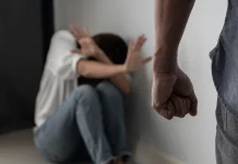 Άνδρας στη Θεσσαλονίκη κάλεσε το «100» και είπε ότι θα σκοτώσει τη σύζυγό του μπροστά στο παιδί τους: «Τα έχει…