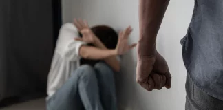 Άνδρας στη Θεσσαλονίκη κάλεσε το «100» και είπε ότι θα σκοτώσει τη σύζυγό του μπροστά στο παιδί τους: «Τα έχει…