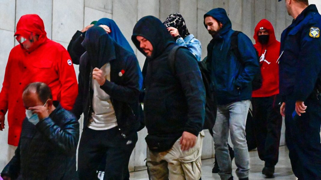 Απολογούνται σήμερα οι 30 από τους 59 συλληφθέντες των φούρνων «Χωριάτικο», στον ανακριτή και ο Γιαννακόπουλος
