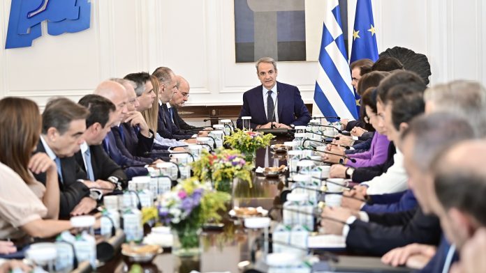 Μάστιγα η «λευκή απεργία» των υπουργών: Γιατί ο Μητσοτάκης ζητάει διαρκώς από όλους να ιδρώσουν τη φανέλα