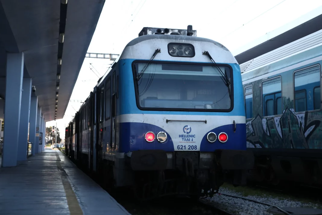 Λάρισα: Τρένο πέρασε με ανεβασμένη μπάρα σε σιδηροδρομική διάβαση – Σταμάτησε πριν περάσουν τα αυτοκίνητα