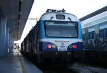 Λάρισα: Τρένο πέρασε με ανεβασμένη μπάρα σε σιδηροδρομική διάβαση – Σταμάτησε πριν περάσουν τα αυτοκίνητα Λάρισα: Τρένο πέρασε με ανεβασμένη μπάρα σε σιδηροδρομική διάβαση – Σταμάτησε πριν περάσουν τα αυτοκίνητα