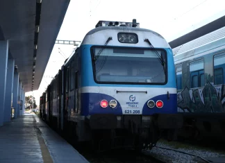 Λάρισα: Τρένο πέρασε με ανεβασμένη μπάρα σε σιδηροδρομική διάβαση – Σταμάτησε πριν περάσουν τα αυτοκίνητα
